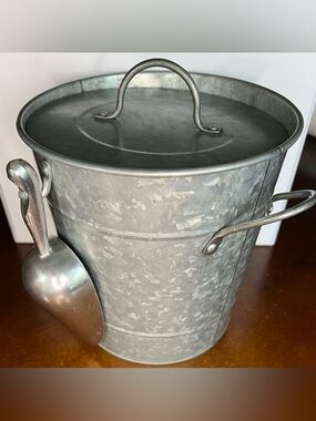 NWT HD Designs Outdoors Silver
Galvanized Ice Bucket w/ Lid & white liner